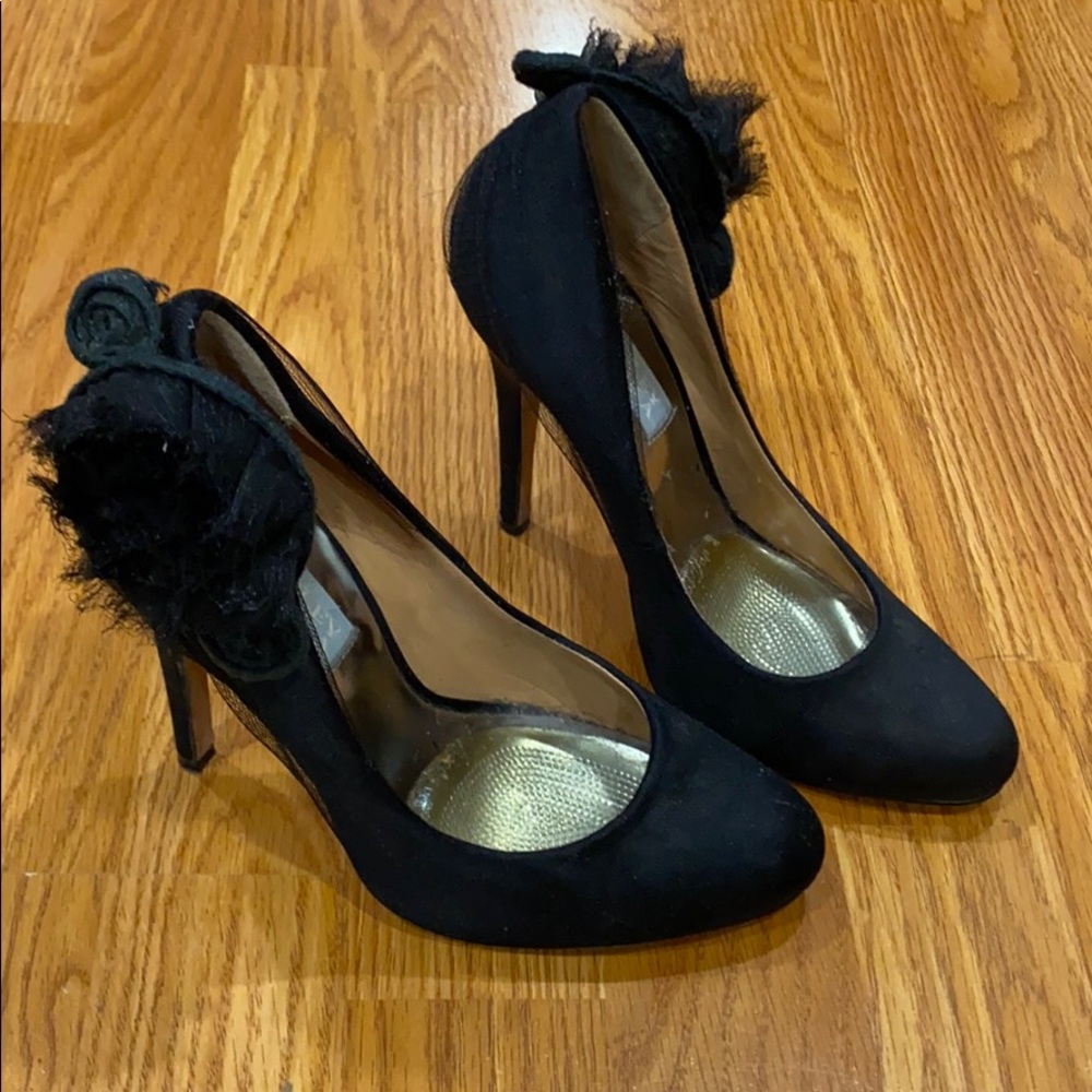 Black pumps